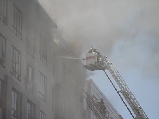 Пожарные эвакуировали 10 человек из горящего дома в Краснокаменске
