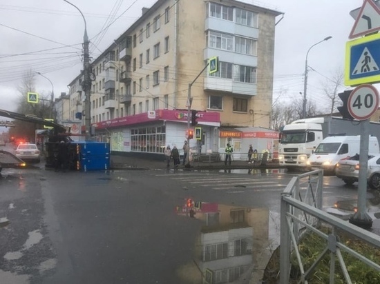 Авария произошла сегодня на пересечении проспекта Ломоносова и улицы Гагарина
