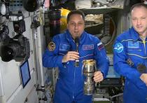 «Роскосмос» сообщает, что космонавт Европейского космического агентства Тома Песке передал россиянину Антону Шкаплерову полномочия по руководству Международной космической станцией