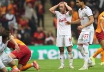 Турецкий футбольный клуб «Галатасарай» объявил, что направил протест в УЕФА с требованием отменить результат матча четвертого тура группового этапа Лиги Европы с «Локомотивом» (1:1). Турки обнаружили, что судья ошибся, забыв удалить с поля российского футболиста.

