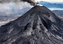 На Камчатке из вулкана Карымский зафиксировали пепловые выбросы