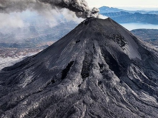 На Камчатке зафиксировали пепловые выбросы из Карымского вулкана