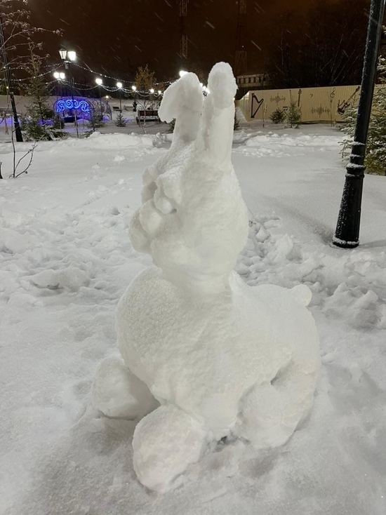 Олаф, силач и заяц: снеговики появляются на улицах Губкинского