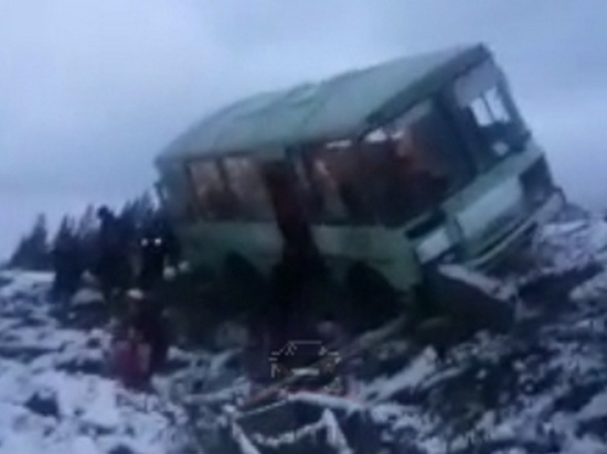  Автобус с 7 пассажирами слетел в кювет в Красноярском крае