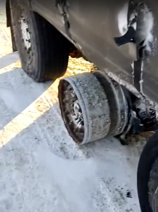 Большегруз откинул шины на трассе Ямала