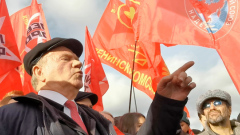 Зюганов в годовщину Октябрьской революции раскритиковал политику Путина