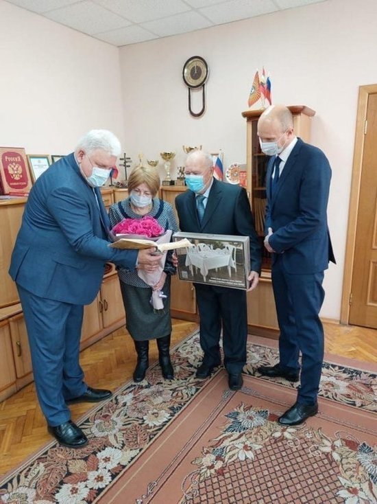 В Курске депутаты поздравили семейную пару с «изумрудной» свадьбой