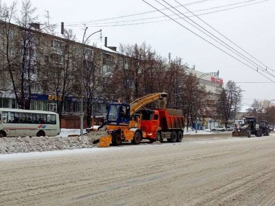 Дорожники ответили недовольным плохой уборкой снега кемеровчанам