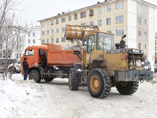 Магадан завалило снегом: на улицы вышли полсотни коммунальных машин