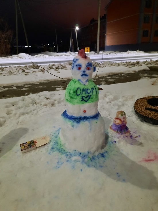 Жуткий снеговик с красными глазами испугал жителей Салехарда