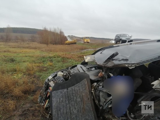 В Татарстане водитель легкового авто погиб при столкновении с самосвалом