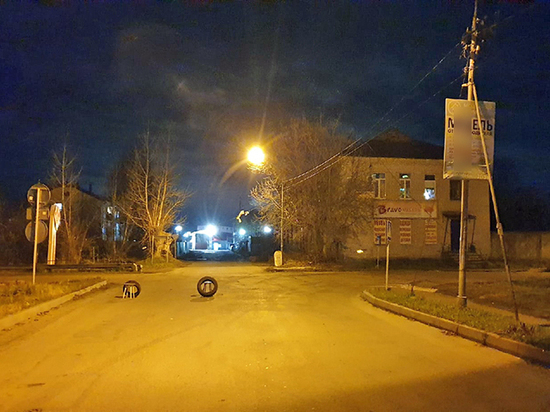 В брянском поселке навис над дорогой оборванный провод