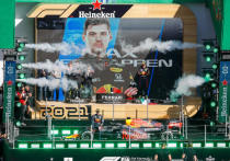 Голландский гонщик Макс Ферстаппен выиграл 18-й этап чемпионата "Формулы-1" в Мехико и укрепил лидерство в общем зачете. Компанию на подиуме ему составили главный конкурент Льюис Хэмилтон и партнер по команде Чеко Перес. «МК-спорт» подводит итоги гонки и рассказывает об основных событиях воскресенья.
