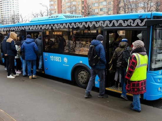 Названа польза от поездок стоя в общественном транспорте - МК