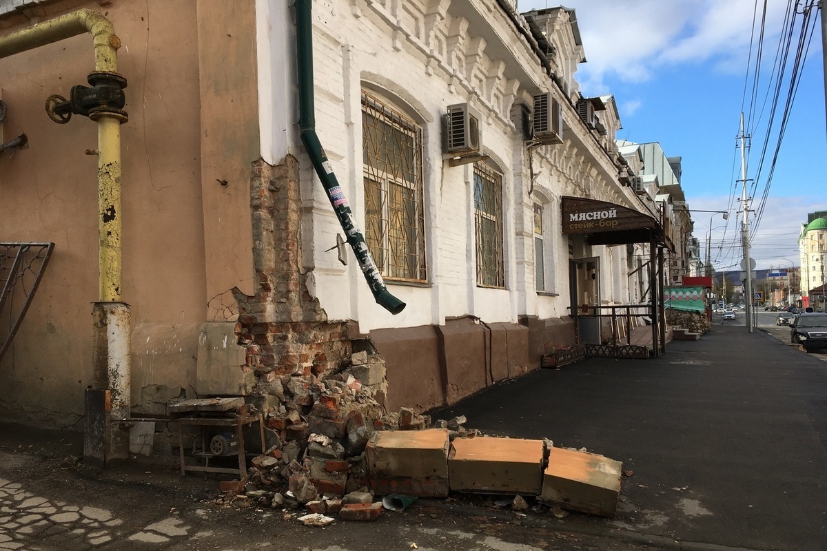 В центре Саратова обвалилось историческое здание - МК Саратов