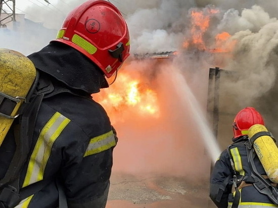 В Мурманске из горящего гаража пожарные вынесли баллоны с пропаном