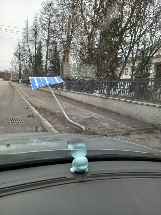 В Твери заменили сломанный дорожный знак
