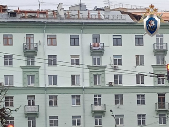 Рабочий разбился при ремонте крыши на пл. Горького