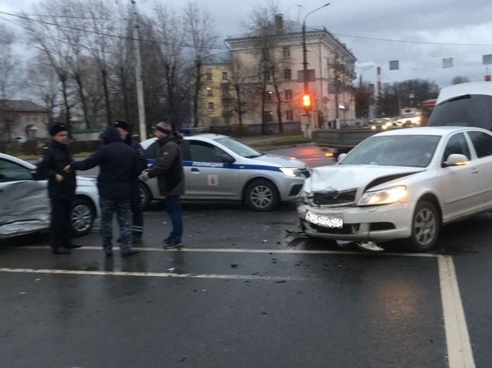 На съезде с Восточного моста в Твери столкнулись два автомобиля