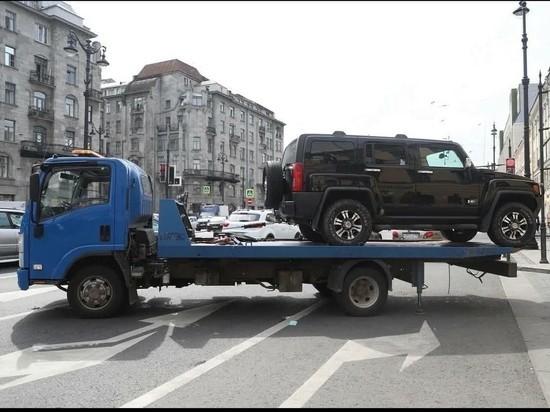 Около 200 машин эвакуировали с улиц после жалоб петербуржцев