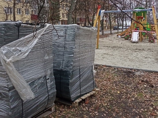 В Курске устанавливают вторую подаренную губернатором Тульской области детскую площадку