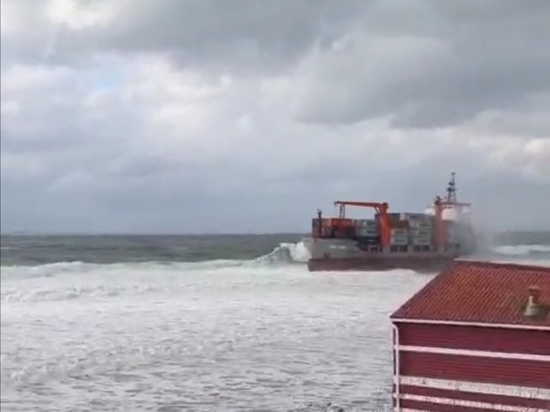 В Приморье спасают людей с севшего на мель иностранного судна