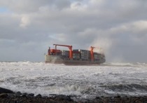 Панамский контейнеровоз Rise Shine, который шел из китайского порта Нинбо в порт Восточный с грузом топлива потерпел крушение ввиду поселка Приисковый, рядом с Находкой