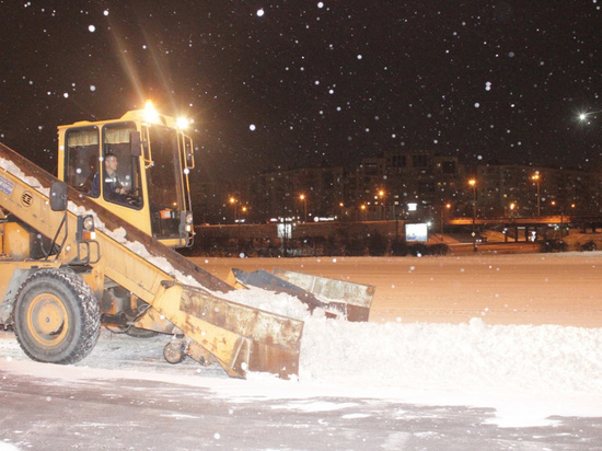 Более 1,5 тысяч кубометров снега вывезли ночью с улиц Барнаула
