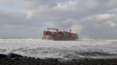 В Приморье спасают экипаж севшего на мель контейнеровоза