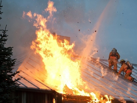 Пожар в одном из городов ЛНР уничтожил крышу дома