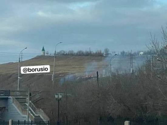На Караульной горе в центре Красноярска вспыхнула трава
