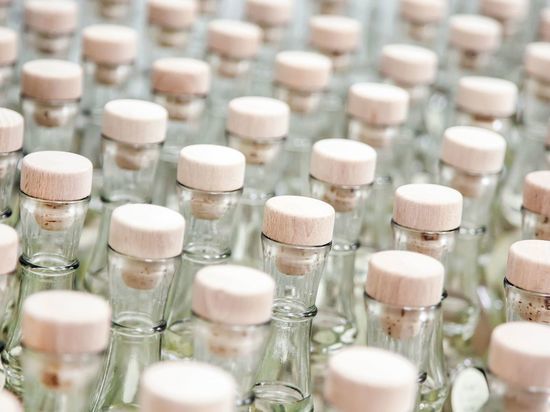 Более 400 бутылок алкоголя уничтожили по решению суда в Луге