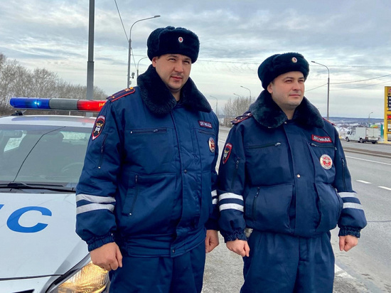 Инспекторы ГИБДД под Красноярском спасли из огня семью с детьми