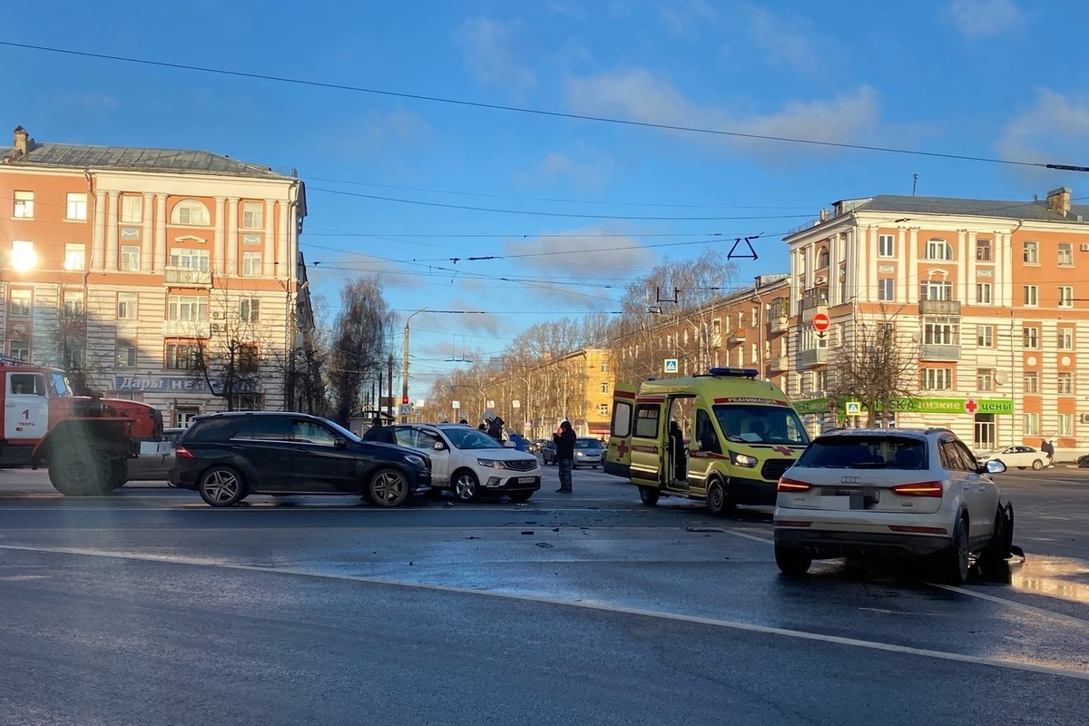 Площадь терешковой тверь. ДТП на площади Терешковой Тверь. Авария на площади Терешковой Тверь сегодня.