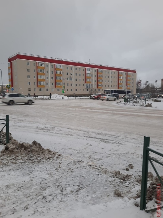 Месиво из талого снега после жалобы в соцсети убрали на «зебре» в Ноябрьске