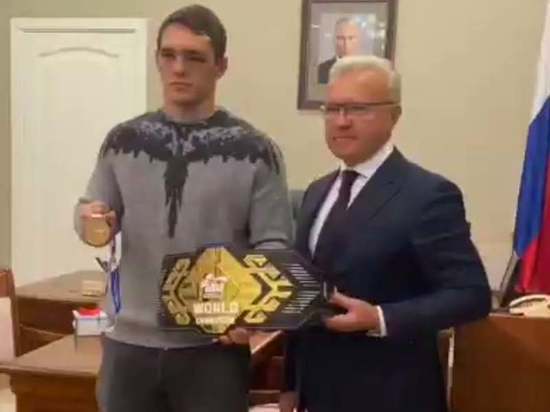 Чемпиону мира по боксу губернатор пообещал подарить квартиру в Красноярске