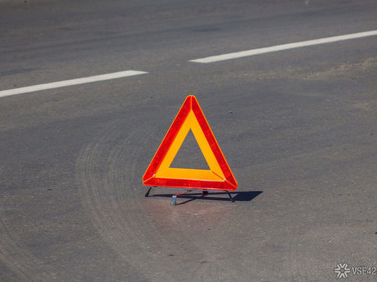 Автомобиль немецкой марки попал в аварию на перекрестке в Кемерове