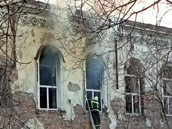 В Черногорске загорелось здание бывшего Дворца пионеров