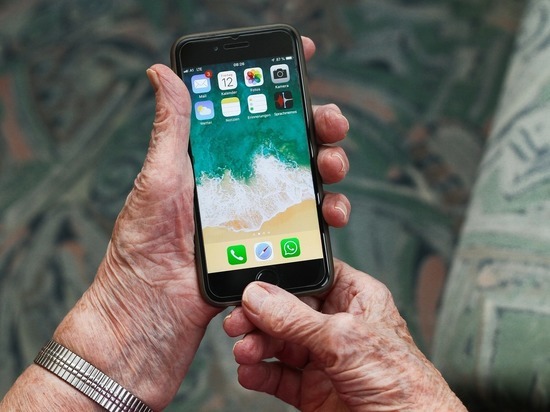 Присвоившей чужой телефон пенсионерке грозит суд в Чите