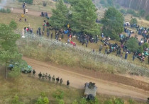 Несколько тысяч мигрантов из стран Ближнего Востока разбили палаточный лагерь на границе Белоруссии и Польши