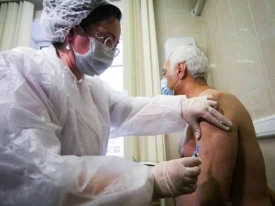 Введение обязательной вакцинации всех пожилых петербуржцев возмутило депутата Бориса Вишневского