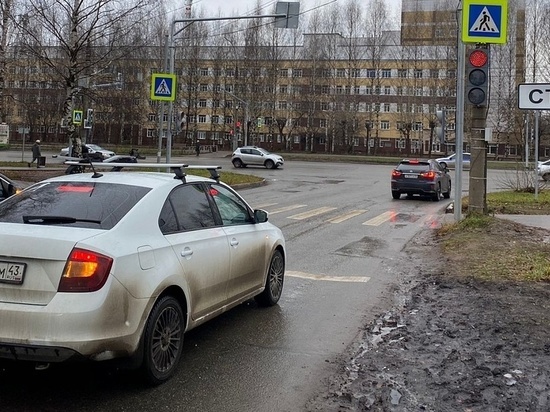 В Кирове возникла неразбериха на дорогах из-за новых светофоров на перекрестке Менделеева-Москвовской