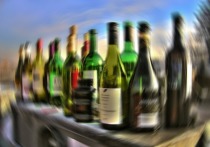 Во время прокурорской проверки магазина «BeerLoga» в забайкальском поселке Новой Чаре владелица алкоточки разбила около 50 бутылок крепкого алкоголя о пол в торговом зале