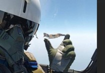 Военный летчик Ирана «поймал пальцами» истребитель на фото