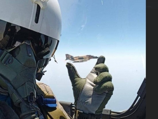 Военный летчик Ирана «поймал пальцами» истребитель на фото