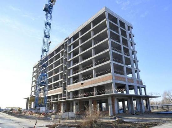 Бурков проинспектировал строительство отеля за 976 млн рублей в Омске