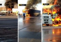 ЧП произошло в Барабинске на трассе Р-254 «Иртыш»: по неизвестной причине полностью сгорел автомобиль КамАЗ, однако полуприцепом грузовика удалось частично спасти.