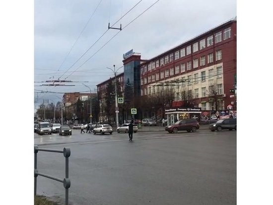Пешеход в Ижевске начал регулировать движение транспорта, когда сломался светофор
