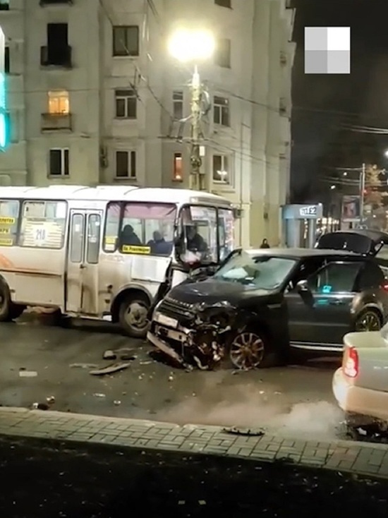 В Челябинске внедорожник врезался в маршрутку