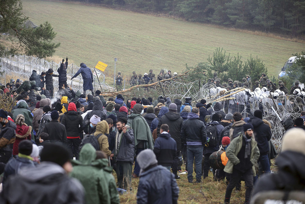 Завезенные в Белоруссию мигранты штурмуют границу с Польшей: кадры хаоса